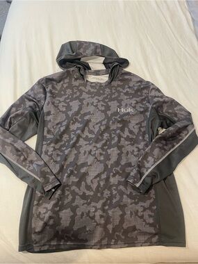 Huk Men’s Gray Camo performance fishing hoodie .